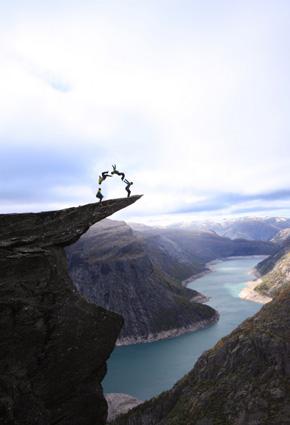 "Trolltunga" أجمل موقع طبيعي لعام 2012